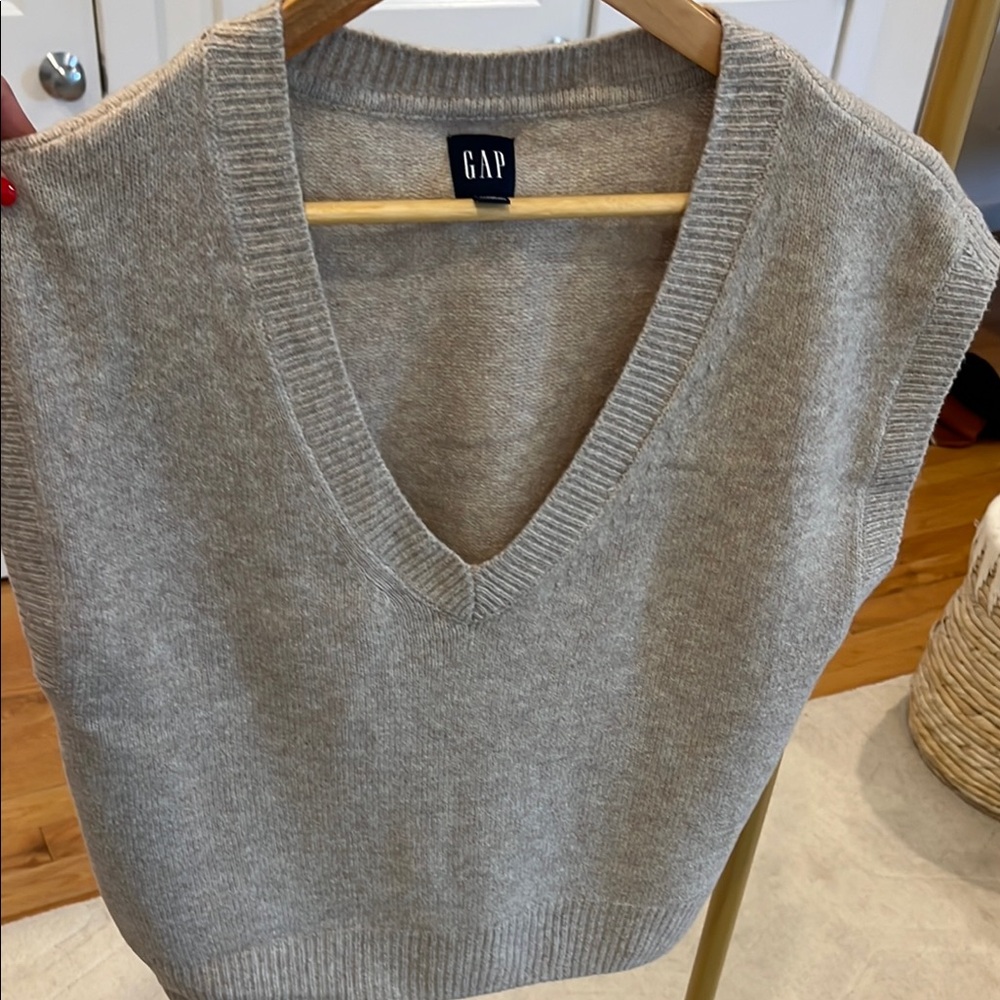 GAP Cream V-Neck Sleeveless Sweater